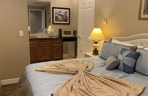 Seven Coves Condo | Come stay at the Lake and watch the Gorgeous sunset