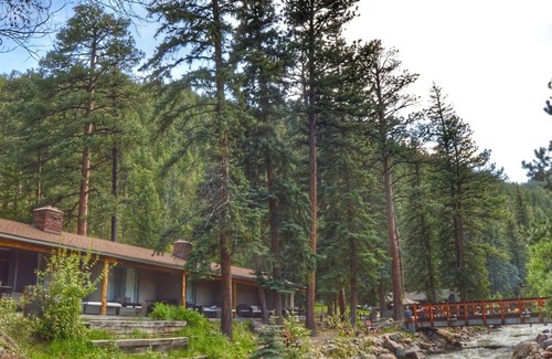 Estes Park Hotel | Come stay at the Rustic River Lodge for unbelievable views!