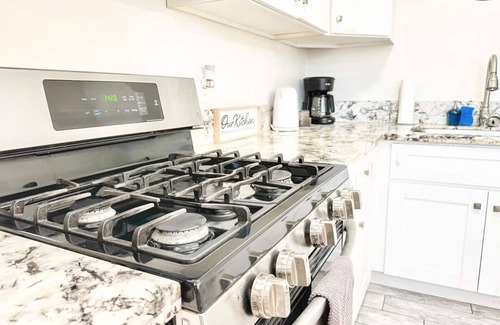 Lincoln Acres Apartment | Come stay in the serene neighborhood of Southcrest
