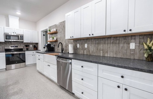 Chandler House | Come stay-n-play at our large 6300sf 5 bedroom/5.5 bath pickleball paradise!