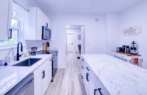 Ashtabula House | Come visit The Sunflower House! 4 bedrooms 2 baths in Ashtabula Harbor with WIFI