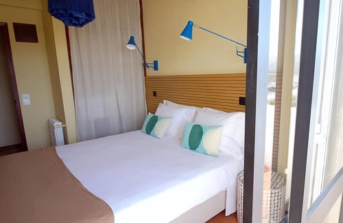 Praia das Macas House | Comfort and Convenience! Pet-friendly, Free Parking, Close to Maçãs Beach!
