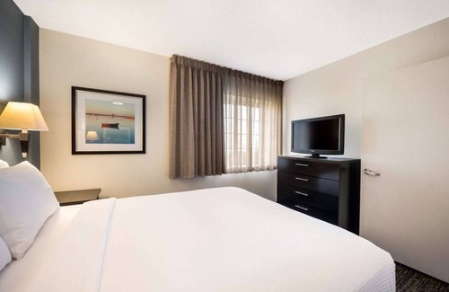 East Congress Hotel | Comfort and Convenience! 2 Comfortable Units, Near Congress Avenue Bridge