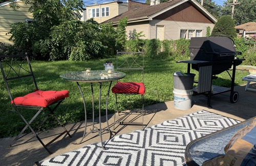 Jefferson Park Apartment | Comfort/Clean! Free Parking 15 min ORD/Downtown2