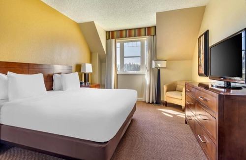 South Lake Tahoe Hotel | Comfort & Convenience, 2 Relaxing Units, Outdoor Swimming Pool, Parking!