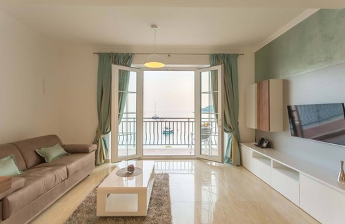 Saplunara Apartment | COMFORT DELUXE SUITE - JASMIN LUSH