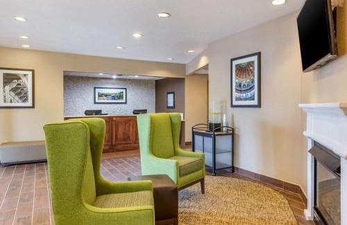 DeKalb Hotel | Comfort Inn DeKalb - University Area
