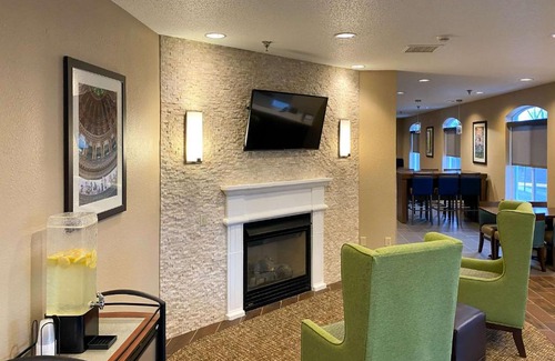 DeKalb Hotel | Comfort Inn DeKalb - University Area