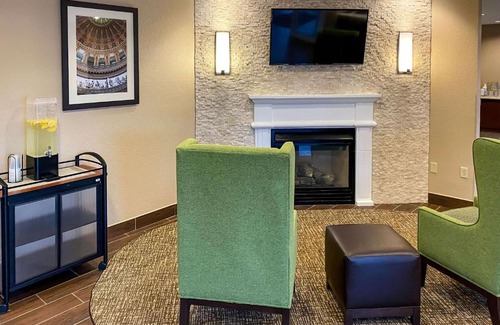 DeKalb Hotel | Comfort Inn DeKalb - University Area