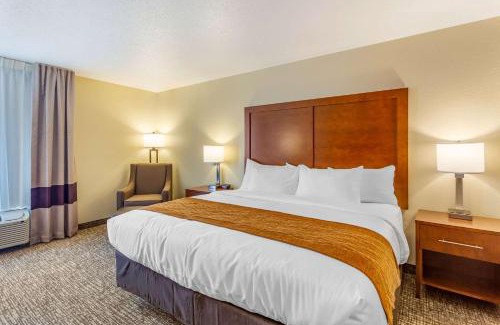 DeKalb Hotel | Comfort Inn DeKalb - University Area