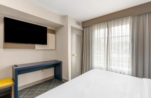 Coliseum Central Hotel | Comfort Inn & Suites Hampton near Coliseum