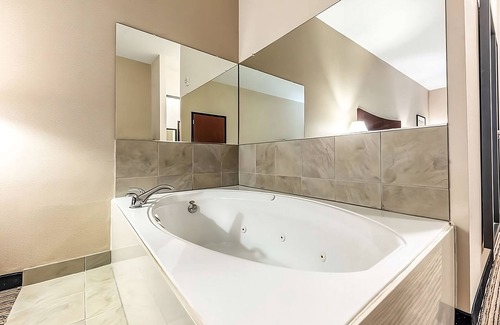 Mineral Wells Hotel | Comfort Meets Affordability at Red Lion Inn & Suites Mineral Wells! Onsite Pool!