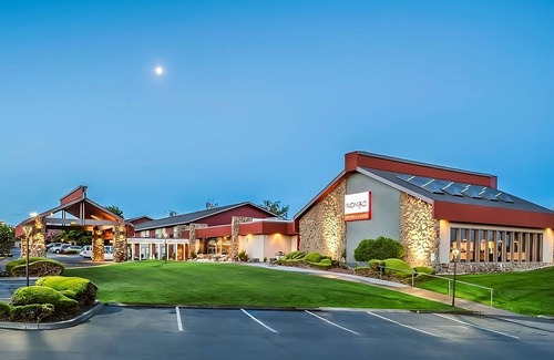 Tri-Cities Resort | Comfort Meets Affordability, Free Parking, Outdoor Pool, Pets Allowed