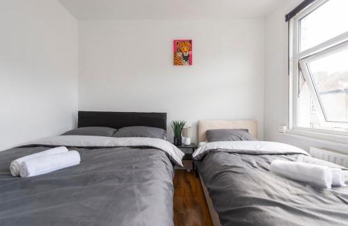 Bensham Manor House | Comfort Meets Style, 4-Bedroom Home with All Essentials, Croydon, Sleeps 8! Contractor Friendly!
