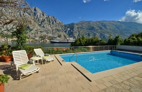 Muo Apartment | Comfort One-Bedroom with a Pool and Sea View