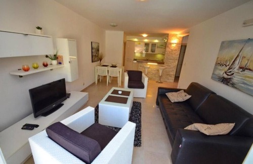 Muo Apartment | Comfort One-Bedroom with a Pool and Sea View