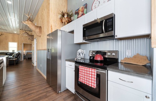 Jonesville House | Comfort & Rest @Riley Farms, ❤ of the Bluegrass- 12 mins from Ark, w/Hot Tub