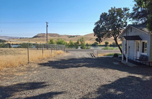 Asotin County House | Comfort & River Views! 2-bedroom house in charming Asotin, Washington.