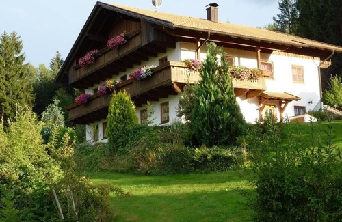 Arnbruck Apartment | Comfort vacation apartment (55 m²) for up to two people with sunbathing lawn and barbecue