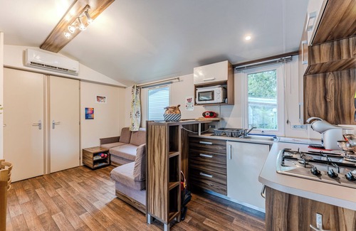 Onesse-et-Laharie RV Rental | 'Comfort With Air Conditioning 6' Caravan with Shared Pool, Private Terrace and Air Conditioning
