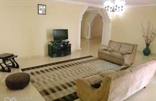 Freetown House | Comfort Zone, Washer, HotWater, AC and WiFi