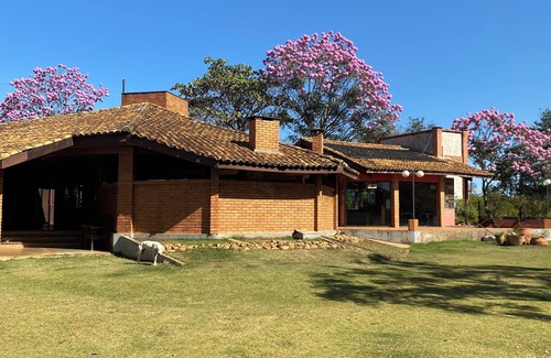 Chapada dos Guimaraes Cottage | Comfortable country house, parking, garden, SPA, football, 2km from the center.