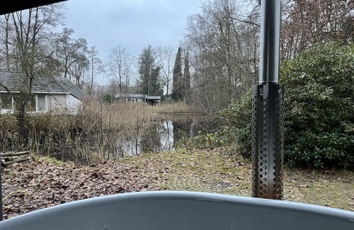 Midlaren House | Comfortabele Woning aan het Water met Hottub en Houtkachel