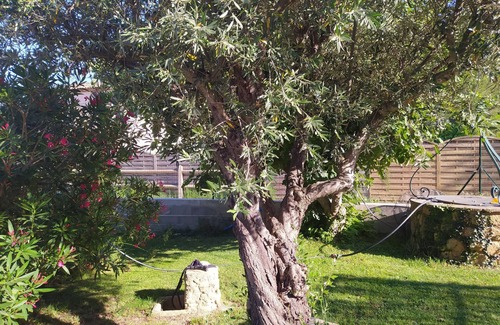 La Barben House | Comfortable 110m² air-conditioned gîte in the heart of Provence