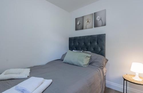 Basildon Apartment | Comfortable 2 Bed Apartment Pass the Keys