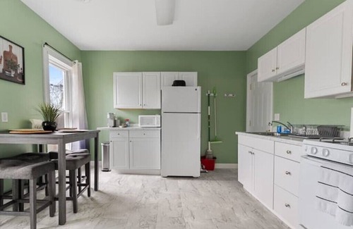 Erie Apartment | Comfortable 2 bedroom king suite/n