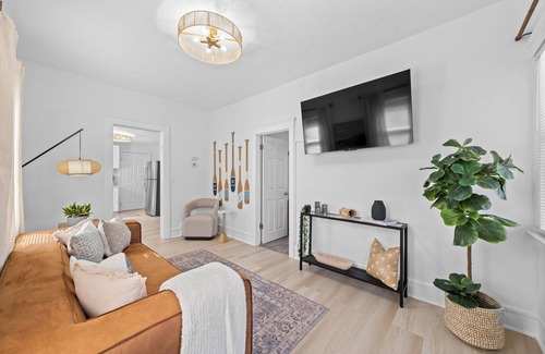 Detroit - Shoreway House | Comfortable 2- Bedroom House In Cleveland 1330