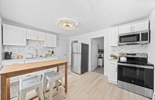 Detroit - Shoreway House | Comfortable 2- Bedroom House In Cleveland 1330
