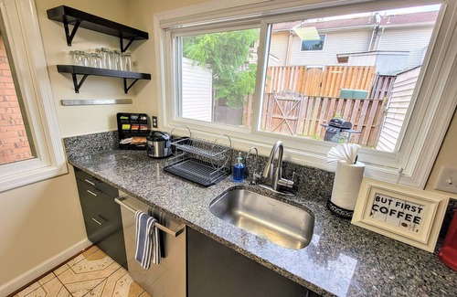 Herndon House | Comfortable 2BDR/2BATH TownHome near Dulles Airport, Metro, Fast Gigabit WiFi