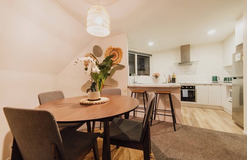 Burnside Apartment | Comfortable 2BR w/Hot Tub | Close to Airport