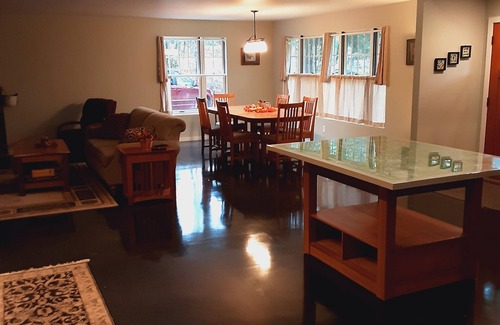 Grand Rapids House | Comfortable 3 bedroom cape cod style home
