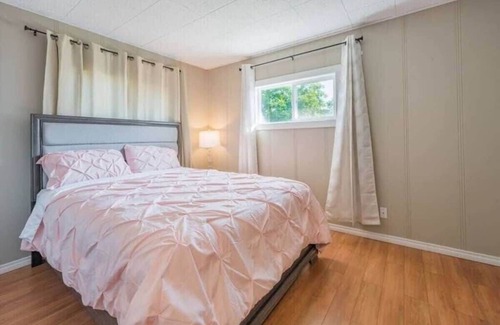Winfield House | Comfortable 4 BD House with free parking-Unit A