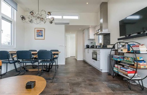 Burgh-Haamstede House | Comfortable 4-person chalet with living room with sofa and 2 lovely armchairs, air conditioning, 2 b