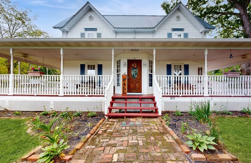 Weaverville House | Comfortable 5 Bedroom retreat close to local attractions