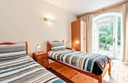 Pencader Apartment | Comfortable Airy 5-Bed Apartment in Llandysul