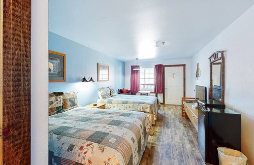 Indian Point House | Comfortable and Convenient Studio Near Table Rock Lake w/Free WiFi, Shared Pool