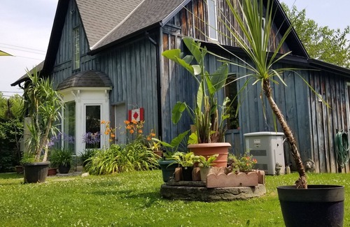 Port Burwell House | Comfortable and elegantly appointed home in this unique small port town.