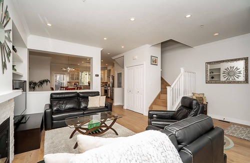 Willoughby House | Comfortable and Fully Equipped 3 BR, Steps Away from Langley Center - A/C