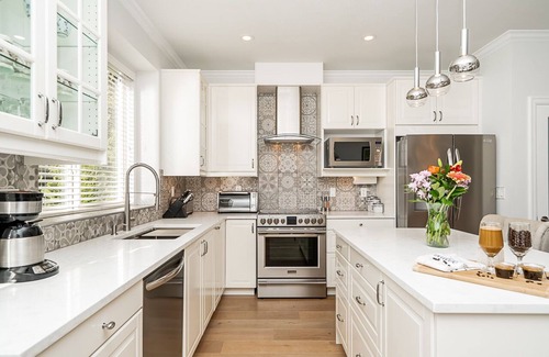 Willoughby House | Comfortable and Fully Equipped 3 BR, Steps Away from Langley Center - A/C