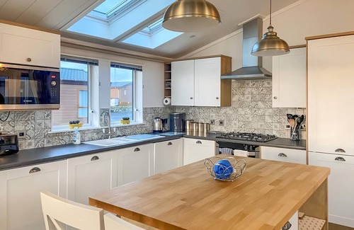Newton Stewart Ski Chalet | Comfortable and spacious lodge with two doubles and one with bunks.