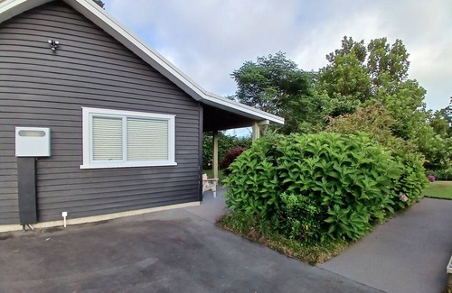 New Plymouth Apartment | Comfortable and private studio unit set in a lovely garden only 3.5km from city