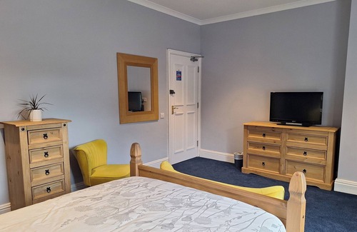 Cranleigh House | Comfortable and Spacious - Guest Room 7