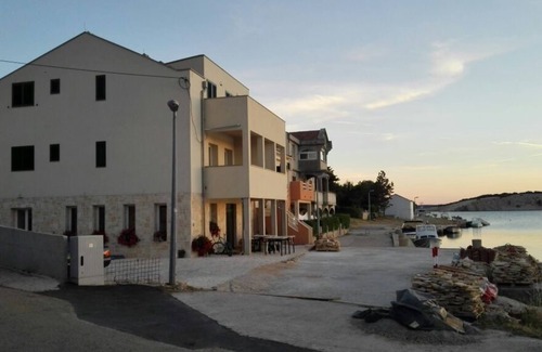 Simuni Apartment | Comfortable and spacious apartment with terrace and sea view Šimuni, Pag (A-18386-c)