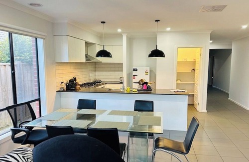 Beveridge House | Comfortable and tranquil space for holiday stay-over. 30 Min - Melb Airport!