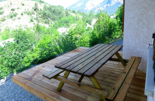 Les Vigneaux Apartment | Comfortable apartment in wooden chalet, private parking, superb view.