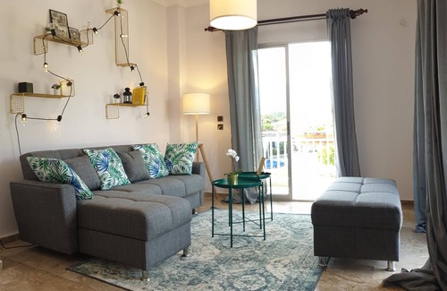 Livadhia House | Comfortable Apartment with mountain view